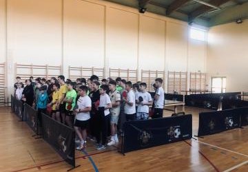 Gminne zawody w tenisie stołowym.