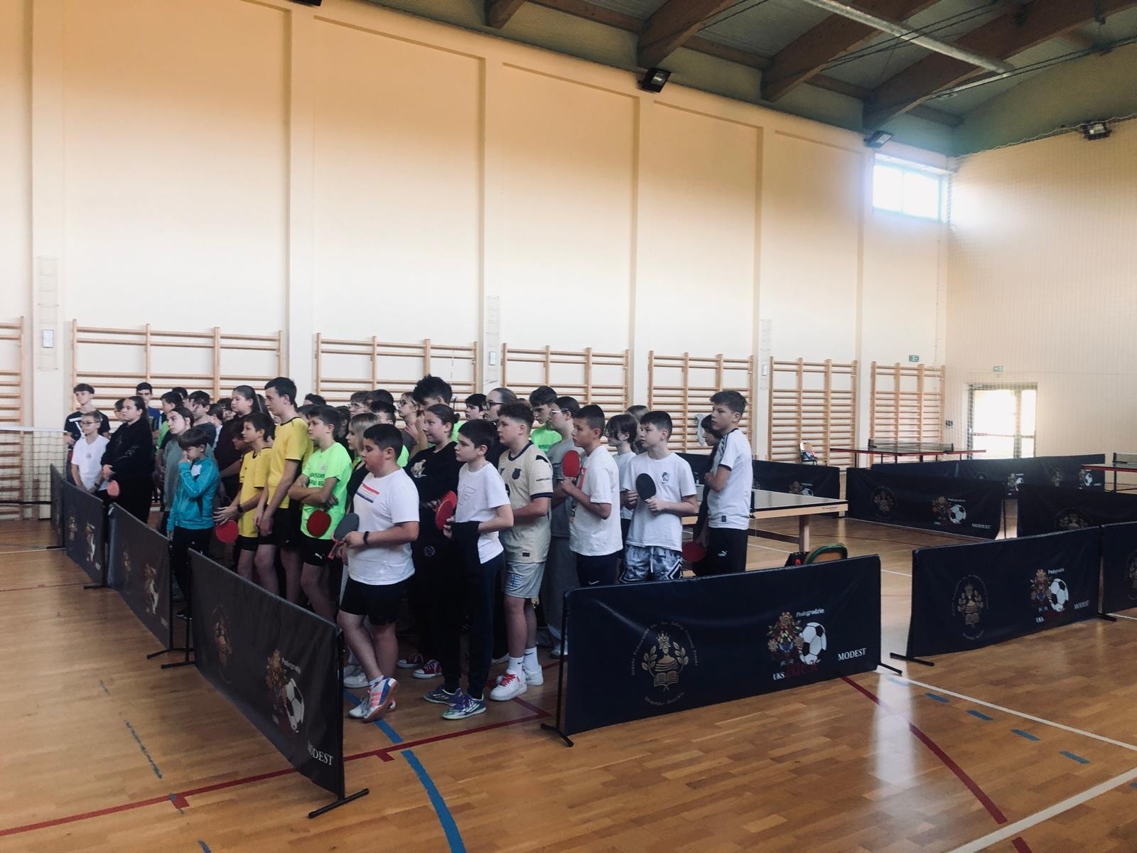 Gminne zawody w tenisie stołowym.