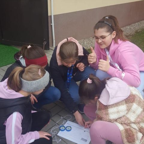 Lekcja przyrody klasy IV w terenie.