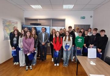 Lekcja WOS-u w Urzędzie Gminy Podegrodzie i wizyta na wirtualnej strzelnicy.